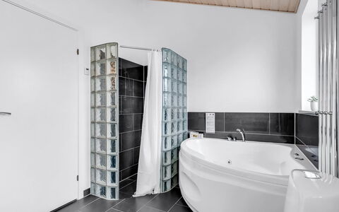 Meino - 1.4Km from the Sea: Interieur Ontwerp, Flooring, Plafond, Verdieping, Loodgieterswerkinrichting, Kamer, Loodgieter, Appartement, Kraan, Badkamer