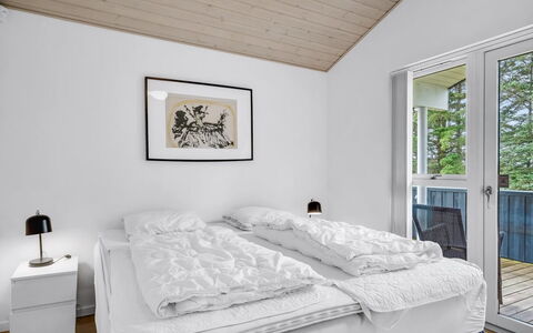 Meino - 1.4Km from the Sea: Hout, Huis, Interieur Ontwerp, Bed, Slaapkamer, Freezing, Bedding, Hardwood, Bed Frame, Daylighting