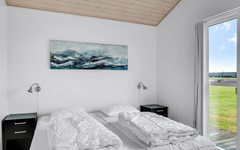 Meino - 1.4Km from the Sea: Huis, Slaapkamer, Bed, Daylighting, Bedding, Bed Frame, Laken, Freezing, Hotel, Ijskap