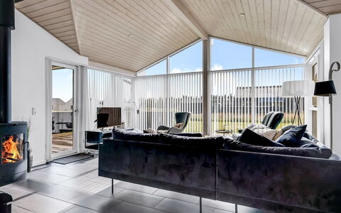 Meino - 1.4Km from the Sea: Plafond, Huis, Interieur Ontwerp, Meubilair, Verdieping, Woonkamer, Bankstel, Verblijf, Stoel