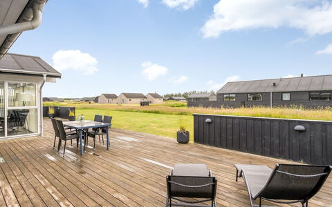 Meino - 1.4Km from the Sea: Lucht, Architectuur, Dak, Huis, Landgoed, Plank, Siding, Hardwood, Schaduw, Dek