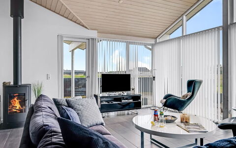 Meino - 1.4Km from the Sea: Interieur Ontwerp, Plafond, Bankstel, Woonkamer, Meubilair, Verdieping, Flooring, Huis, Kamer