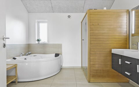 Kirsi - 1.6Km from the Sea: Flooring, Loodgieterswerkinrichting, Wastafel, Verdieping, Interieur Ontwerp, Badkamer, Kraan, Plafond, Wastafel In De Badkamer, Loodgieter