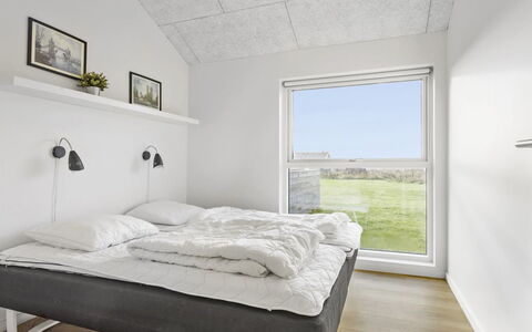 Kirsi - 1.6Km from the Sea: Muur, Slaapkamer, Plafond, Interieur Ontwerp, Bed, Flooring, Verdieping, Laken, Bedding, Appartement