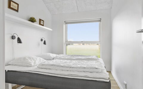 Kirsi - 1.6Km from the Sea: Muur, Slaapkamer, Hout, Interieur Ontwerp, Flooring, Bed, Plafond, Verdieping, Laken, Kamer
