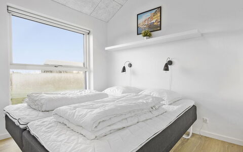 Kirsi - 1.6Km from the Sea: Slaapkamer, Bed, Bedding, Laken, Plafond, Verdieping, Interieur Ontwerp, Bed Frame, Linens, Kamer