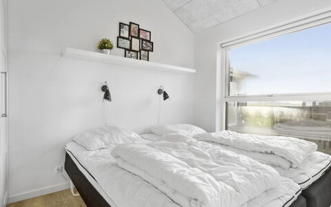 Kirsi - 1.6Km from the Sea: Slaapkamer, Bed, Bedding, Laken, Interieur Ontwerp, Plafond, Verdieping, Bed Frame, Appartement, Linens