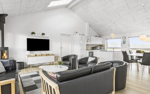 Kirsi - 1.6Km from the Sea: Plafond, Interieur Ontwerp, Flooring, Lichte Inrichting, Woonkamer, Kamer, Bankstel, Stoel, Huishoudapparatuur