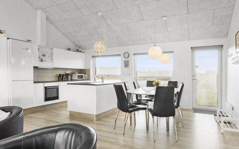 Kirsi - 1.6Km from the Sea: Plafond, Interieur Ontwerp, Flooring, Lichte Inrichting, Verdieping, Appartement, Kamer, Houten Vloer, Woonkamer