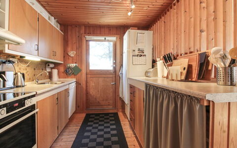 Lis - 300M from the Sea: Hout, Keuken, Toestel Van De Keuken, Flooring, Countertop, Major Appliance, Interieur Ontwerp, Cabinetry, Meubilair, Verdieping