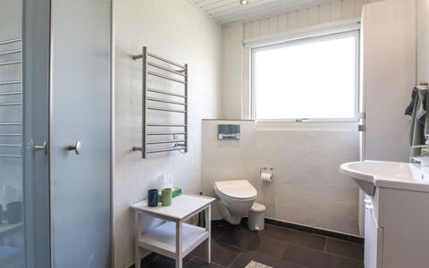 Lis - 300M from the Sea: Flooring, Verdieping, Loodgieterswerkinrichting, Interieur Ontwerp, Plafond, Badkamer, Wastafel, Loodgieter, Toilet, Kraan