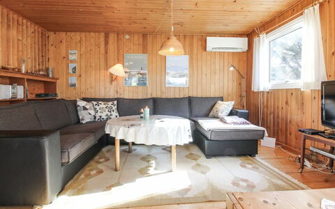 Lis - 300M from the Sea: Meubilair, Interieur Ontwerp, Flooring, Hout, Bankstel, Verdieping, Plafond, Woonkamer, Kamer, Verlichting