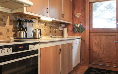 Lis - 300M from the Sea: Keuken, Toestel Van De Keuken, Countertop, Major Appliance, Cabinetry, Meubilair, Hout, Interieur Ontwerp, Flooring, Fornuis