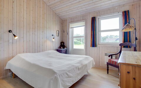 Karlsson - 500M from the Sea: Slaapkamer, Bed, Flooring, Interieur Ontwerp, Hout, Verdieping, Plafond, Laken, Houten Vloer, Bedding