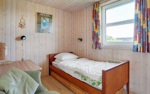 Karlsson - 500M from the Sea: Hout, Slaapkamer, Interieur Ontwerp, Bed, Verdieping, Flooring, Meubilair, Plafond, Kamer, Bed Frame