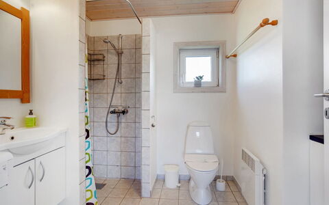 Karlsson - 500M from the Sea: Loodgieterswerkinrichting, Flooring, Badkamer, Muur, Wastafel In De Badkamer, Verdieping, Wastafel, Interieur Ontwerp, Hout, Wc Bril