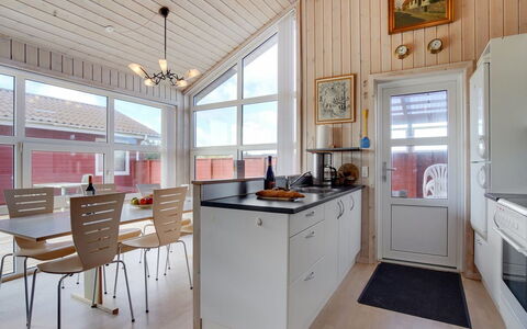Karlsson - 500M from the Sea: Hout, Plafond, Keuken, Interieur Ontwerp, Flooring, Meubilair, Countertop, Verdieping, Huis, Cabinetry