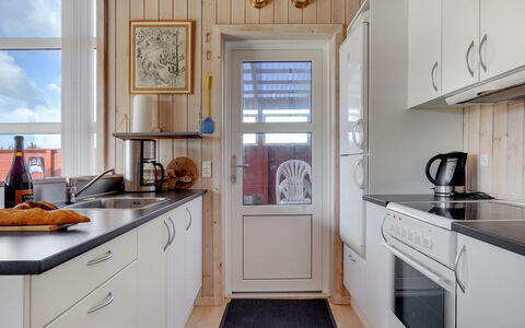 Karlsson - 500M from the Sea: Keuken, Toestel Van De Keuken, Flooring, Major Appliance, Hout, Countertop, Interieur Ontwerp, Verdieping, Cabinetry, Huishoudapparatuur