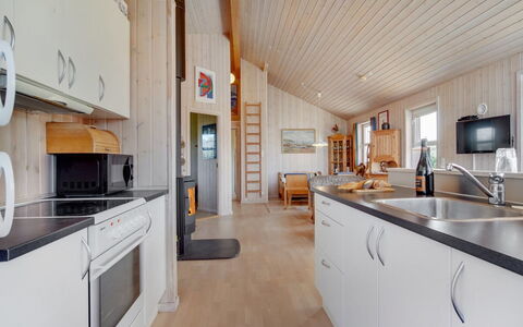 Karlsson - 500M from the Sea: Hout, Huis, Huis, Verblijf, Plafond, Hardwood, Keuken, Beits, Houten Vloer, Plank