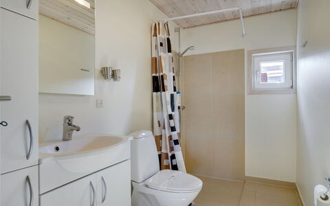 Karlsson - 500M from the Sea: Flooring, Verdieping, Muur, Loodgieterswerkinrichting, Badkamer, Hout, Interieur Ontwerp, Wc Bril, Toilet, Wastafel
