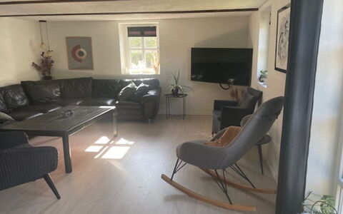 Nara - 500M from the Sea: Flooring, Meubilair, Verdieping, Hout, Interieur Ontwerp, Woonkamer, Houten Vloer, Bankstel, Verlichting, Huis