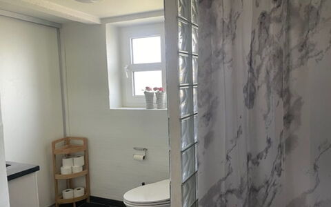 Nara - 500M from the Sea: Flooring, Verdieping, Loodgieterswerkinrichting, Interieur Ontwerp, Badkamer, Loodgieter, Tegel, Glas, Toilet, Wc Bril