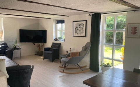 Nara - 500M from the Sea: Meubilair, Flooring, Verdieping, Interieur Ontwerp, Hout, Stoel, Plafond, Tafel, Kamer, Verlichting