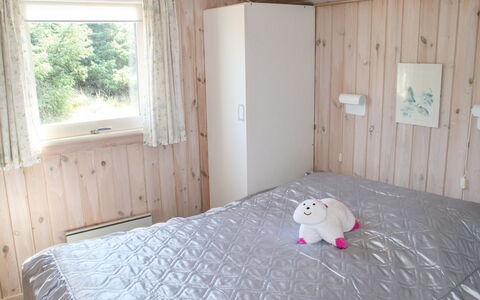 Kaija - 300M from the Sea: Hout, Slaapkamer, Bed, Verdieping, Meubilair, Huis, Flooring, Interieur Ontwerp, Linens, Laken