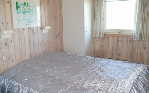 Kaija - 300M from the Sea: Slaapkamer, Bed, Hout, Verdieping, Flooring, Laken, Interieur Ontwerp, Meubilair, Bedding, Linens