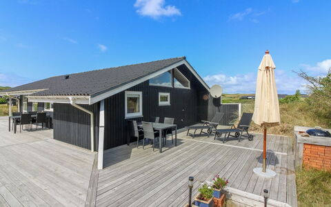 Kaija - 300M from the Sea: Blauw, Hout, Huis, Huis, Verblijf, Plank, Schaduw, Hardwood, Dek, Boardwalk