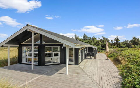 Kaija - 300M from the Sea: Hout, Schaduw, Plank, Hardwood