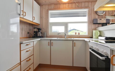 Kaija - 300M from the Sea: Keuken, Toestel Van De Keuken, Interieur Ontwerp, Countertop, Hout, Flooring, Plafond, Cabinetry, Major Appliance, Verdieping