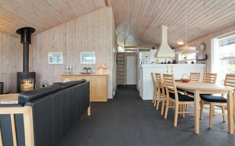 Kaija - 300M from the Sea: Flooring, Meubilair, Interieur Ontwerp, Hout, Plafond, Verdieping, Woonkamer, Houten Vloer, Kamer, Bankstel