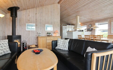 Kaija - 300M from the Sea: Hout, Plafond, Huis, Huis, Verblijf, Meubilair, Hardwood, Woonkamer, Kamer, Beits
