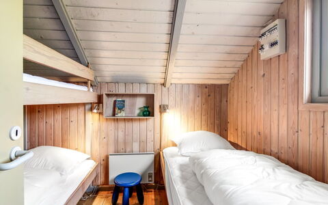 Andrina - 200M from the Sea: Bed, Slaapkamer, Hout, Laken, Bedding, Interieur Ontwerp, Plafond, Bed Frame, Verdieping, Stapelbed
