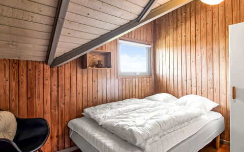 Andrina - 200M from the Sea: Hout, Slaapkamer, Architectuur, Bed, Laken, Huis, Bedding, Huis, Plafond, Hardwood