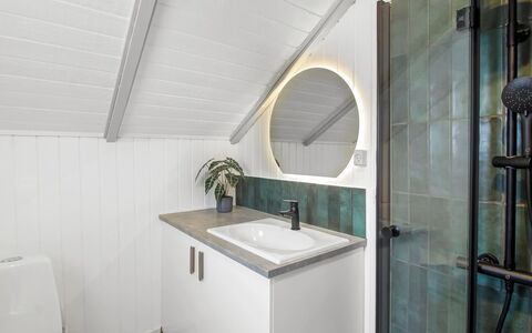 Andrina - 200M from the Sea: Loodgieterswerkinrichting, Badkamer, Flooring, Interieur Ontwerp, Verdieping, Wastafel In De Badkamer, Wastafel, Kraan, Badkamerkast, Loodgieter