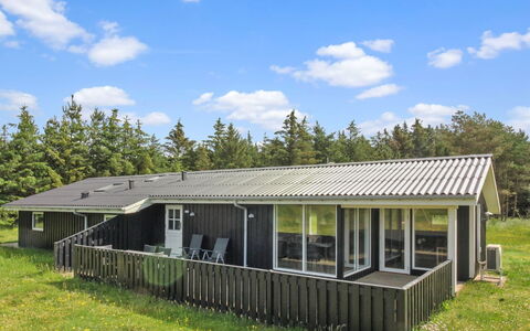 Daje - 600M from the Sea: Gras, Huis, Dak, Huis, Verblijf, Veranda, Land Lot, Siding, Schaduw, Landgoed