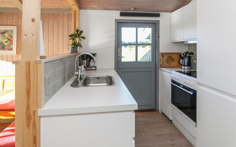 Daje - 600M from the Sea: Keuken, Flooring, Hout, Interieur Ontwerp, Countertop, Meubilair, Toestel Van De Keuken, Verdieping, Major Appliance, Plafond
