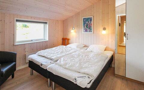 Daje - 600M from the Sea: Hout, Plafond, Huis, Slaapkamer, Hardwood, Beits, Bed Frame, Freezing, Bed, Verblijf