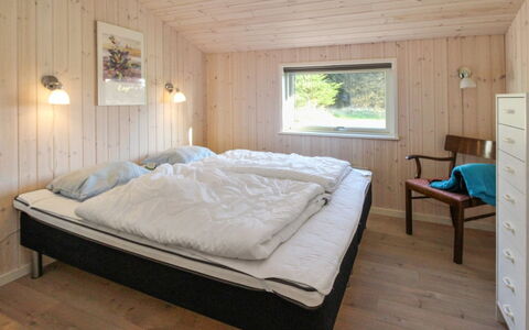 Daje - 600M from the Sea: Hout, Slaapkamer, Bed, Plafond, Interieur Ontwerp, Laken, Bed Frame, Bedding, Verdieping, Flooring