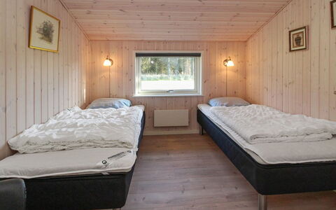 Daje - 600M from the Sea: Hout, Slaapkamer, Bed, Plafond, Bedding, Laken, Bed Frame, Hardwood, Beits, Plank