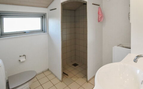 Daje - 600M from the Sea: Muur, Loodgieterswerkinrichting, Hout, Verdieping, Flooring, Wastafel, Wastafel In De Badkamer, Badkamer, Loodgieter, Kraan