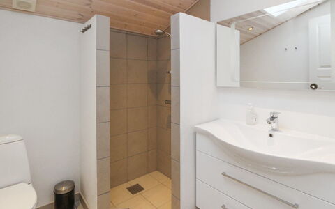 Daje - 600M from the Sea: Flooring, Verdieping, Wastafel In De Badkamer, Loodgieterswerkinrichting, Interieur Ontwerp, Hout, Badkamer, Wastafel, Badkamerkast, Plafond