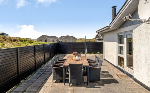 Majvor - 100M from the Sea: Dak, Huis, Huis, Verblijf, Siding, Landgoed, Oprit, Garden Gebouwen, Werf, Schuur
