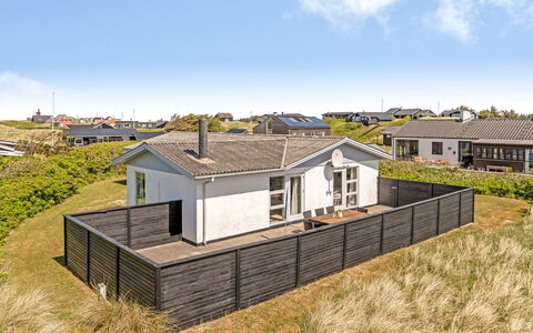 Majvor - 100M from the Sea: Dak, Huis, Huis, Verblijf, Siding, Landgoed, Oprit, Garden Gebouwen, Werf, Schuur