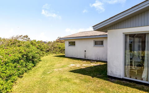 Majvor - 100M from the Sea: Dak, Huis, Huis, Verblijf, Siding, Landgoed, Oprit, Garden Gebouwen, Werf, Schuur