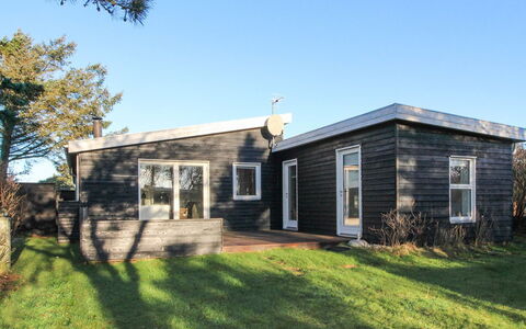 Habbo - 500M from the Sea: Gebouw, Venster, Hout, Huis, Huis, Deur, Siding, Verblijf, Architectuur, Dak