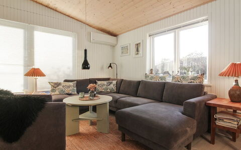 Habbo - 500M from the Sea: Meubilair, Bankstel, Hout, Interieur Ontwerp, Huis, Woonkamer, Huis, Verlichting, Appartement