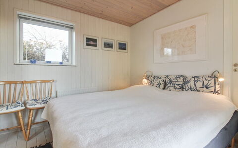Habbo - 500M from the Sea: Slaapkamer, Bed, Interieur Ontwerp, Flooring, Laken, Hout, Verdieping, Bedding, Plafond, Meubilair